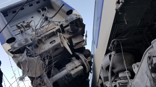 8일 오전 7시 35분께 강원 강릉시 운산동에서 서울행 KTX 열차가 탈선했다. 열차 10량 중 앞 4량이 선로를 벗어났으며 열차에는 모두 198명이 타고 있었던 것으로 전해졌다. 연합뉴스.